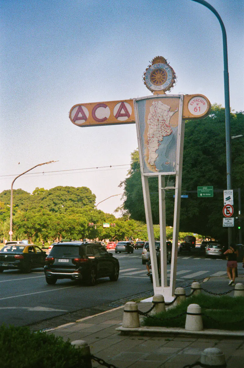 A street sign with a map of the United States on it.