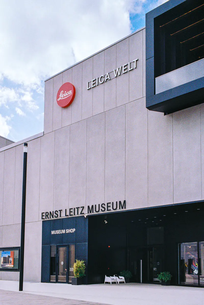 A white building with a red sign that says Ernst Leitz Museum.